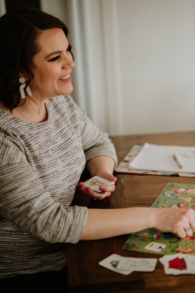  Orthophoniste utilisant un jeu de cartes et un matériel visuel lors d’une séance d’intervention. 
