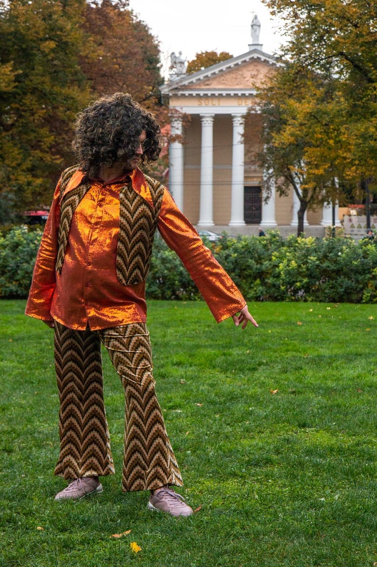 Blizgūs marškiniai ir langučiais kelnes ir liemenė