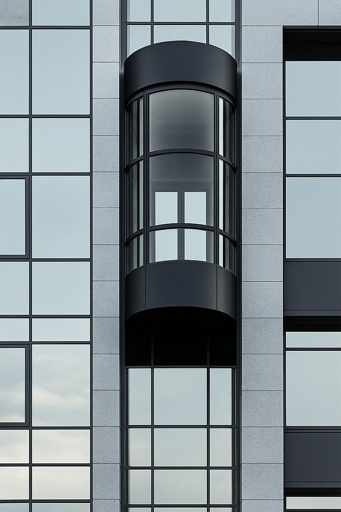 Elevador panorámico moderno en edificio corporativo. Soluciones profesionales de ENKO Elevación para