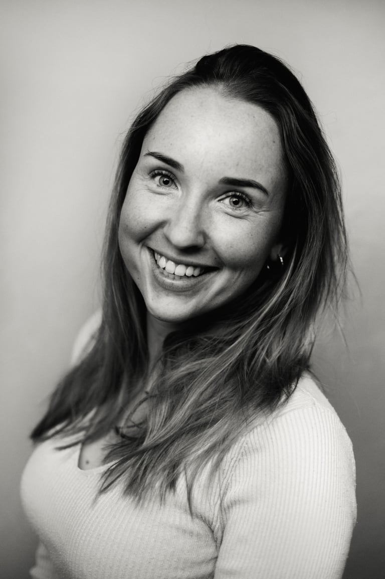 Lachende dame in zwart wit