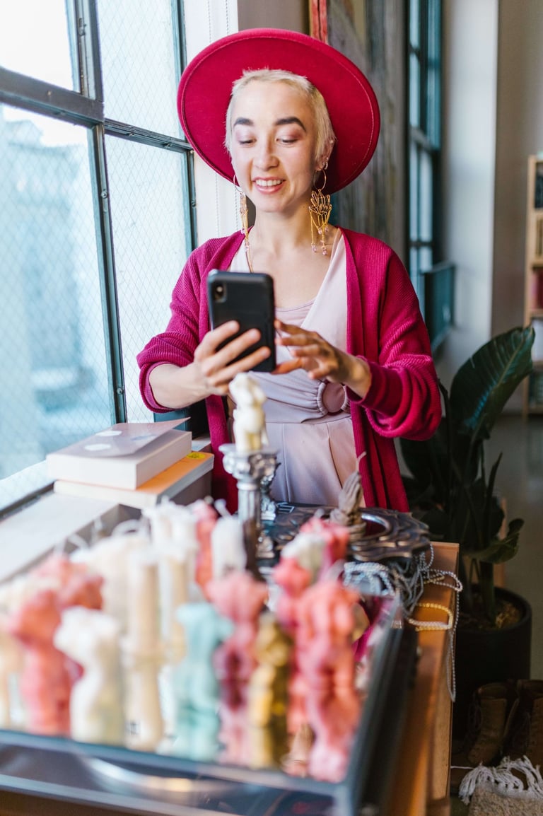 Moteris Fotografuoja Skulptūrėlę Patalpinti Interneto Svetainėje E-commerce