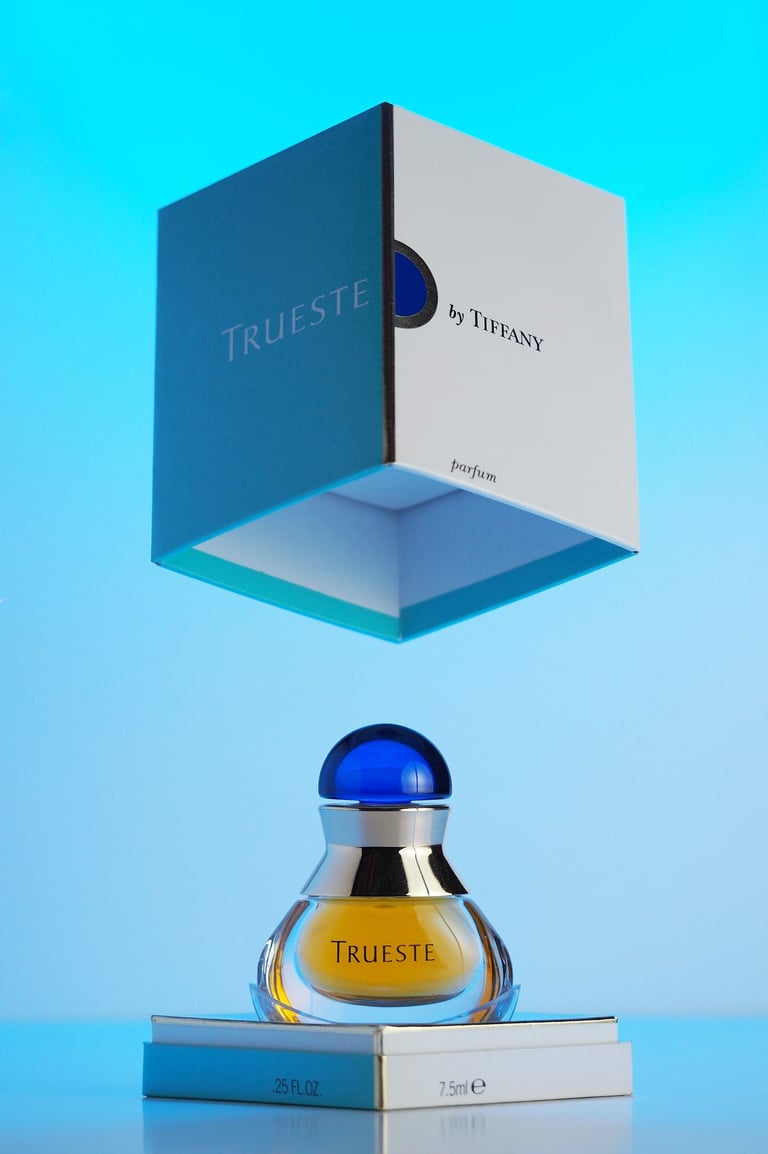 portfolio épurée et luxueux avec des photographies de parfums, bouteille de vin et cosmétique