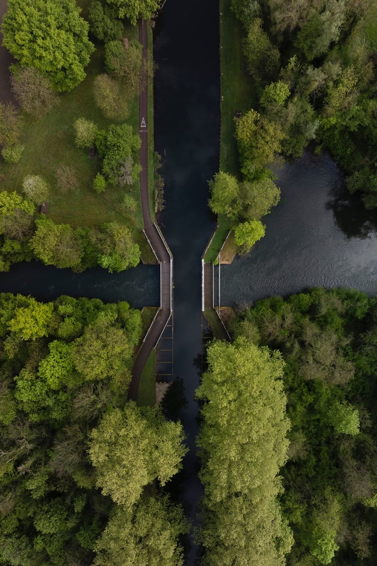 vue aérienne du pont-canal de la thumenau à Strasbourg, mettant en valeur l'ouvrage d'art et son environnement naturel