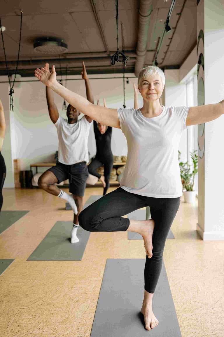 2 Menschen in Yogapose in einem Raum