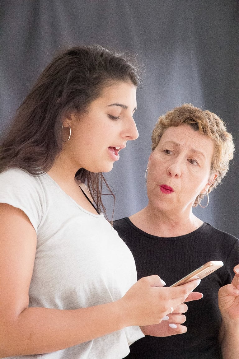 profesora de canto corrigiendo a una alumna