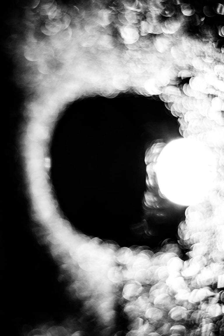 fotografia ficcional en blanco y negro de anillos gaseosos lunares