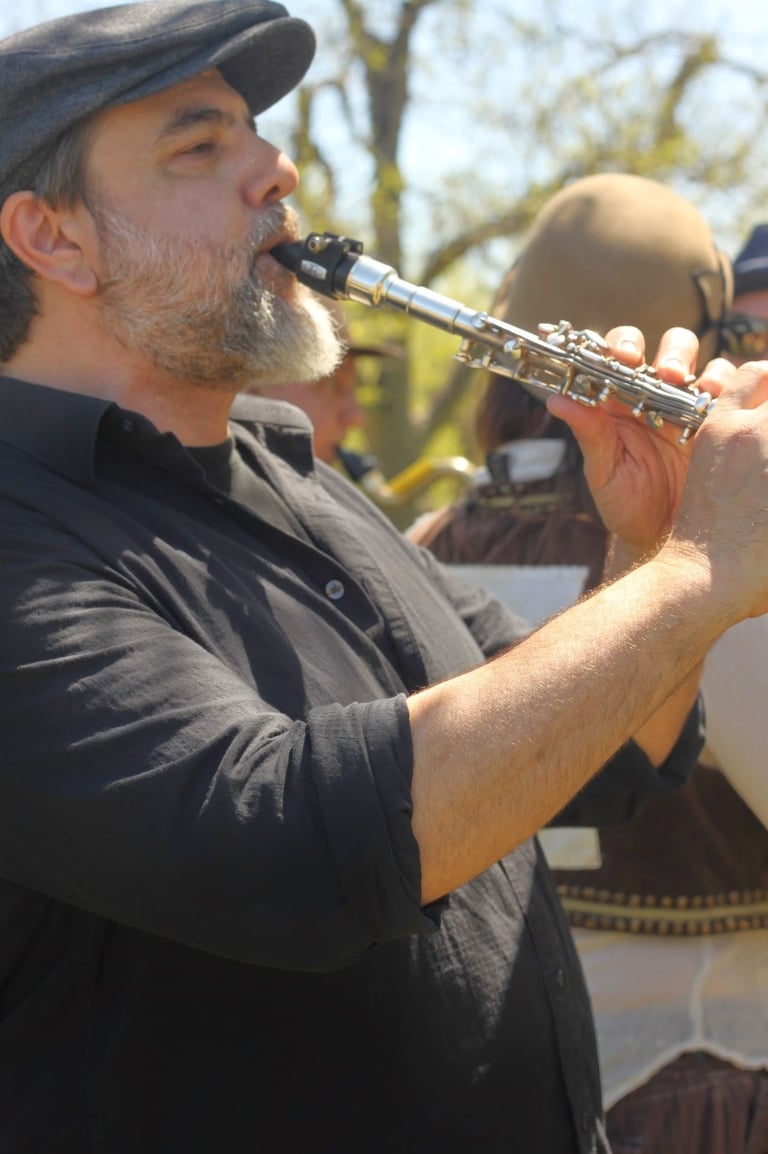 Ben Saffer playing clarinet during a Mazel Tov Kocktail Hour performance