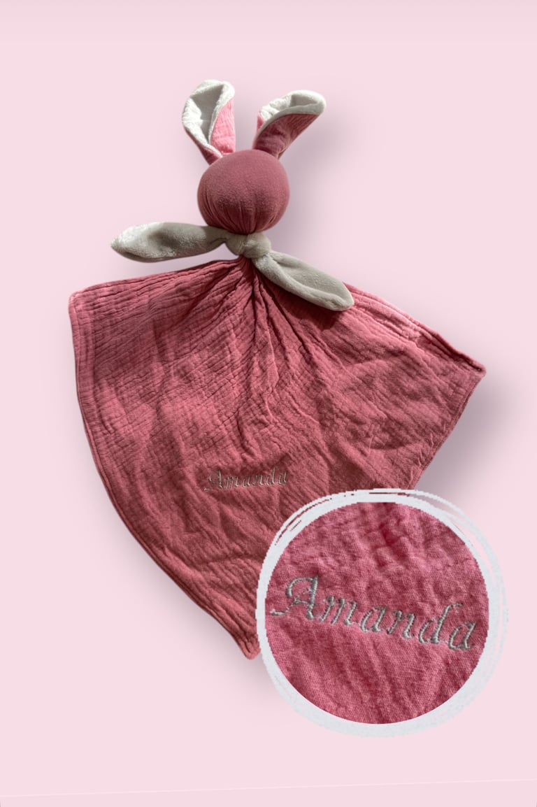 Doudou plat lapin rose et gris fait main en double gaze de coton et velour brodée "Amanda"
