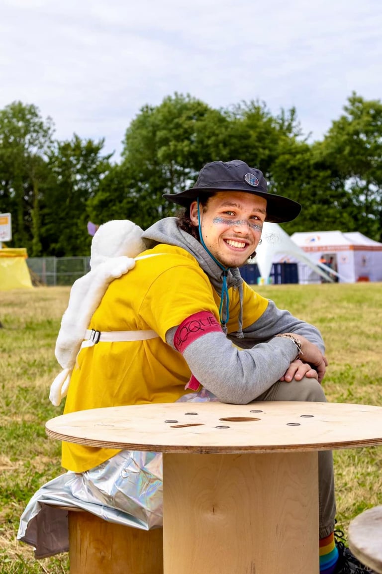 un photographe assis à une table souriant et heureux