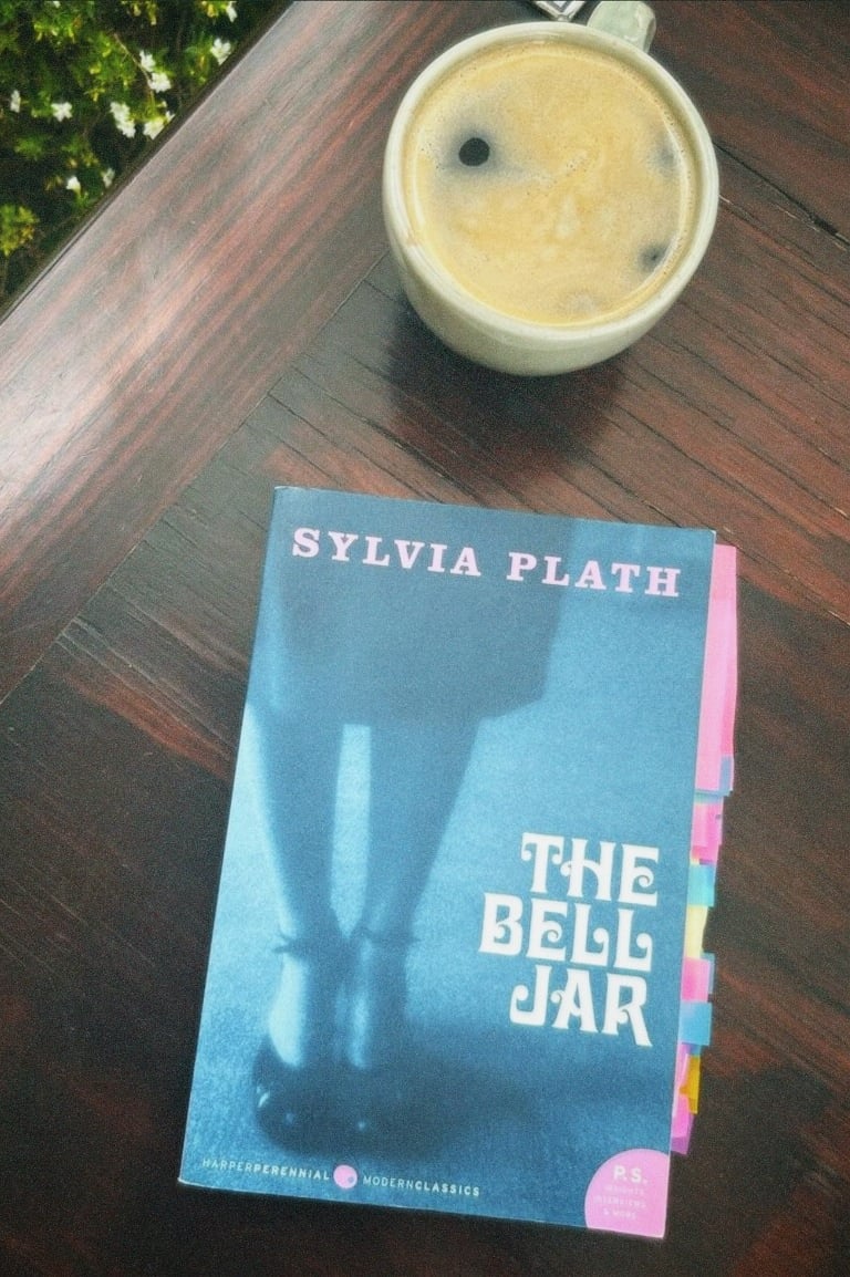 un libro y una taza de café