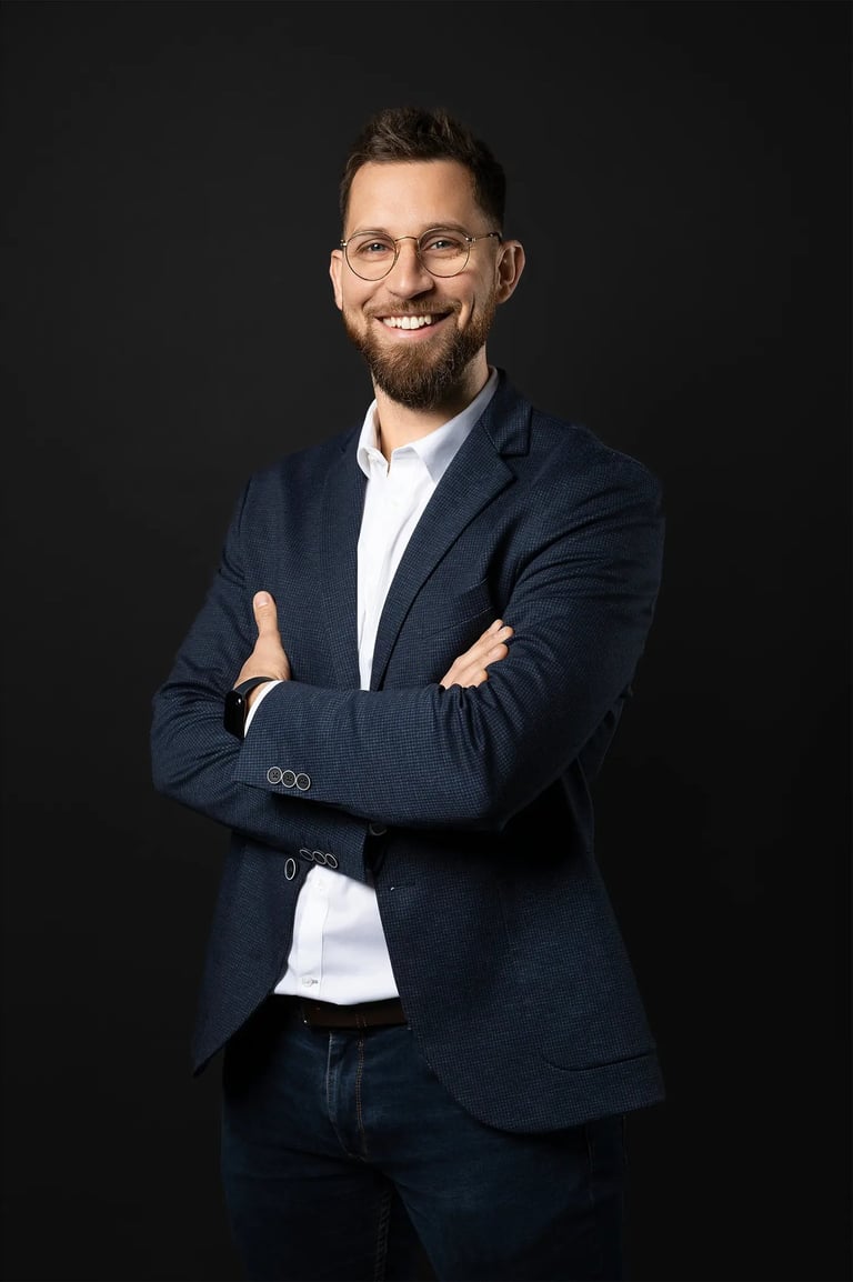 Portrait professionnel sur fond noir d'un agent immobilier réalisé en studio mobile.