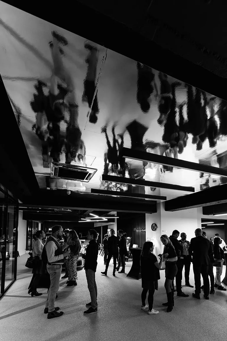 Soirée networking en noir et blanc chez Motor’s Concept à Luxembourg avec invités en discussion.