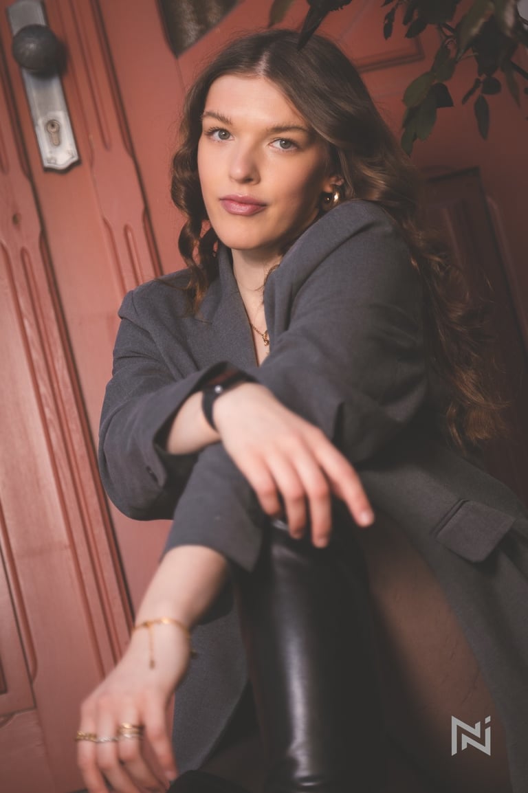 Porträt von junger Frau, schaut in Kamera