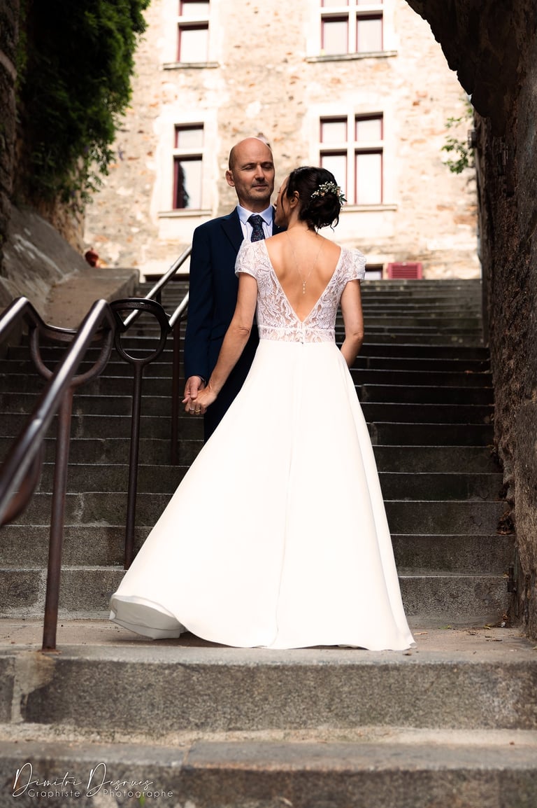 couple de mariés debout sur des marches dans le vieux Mans