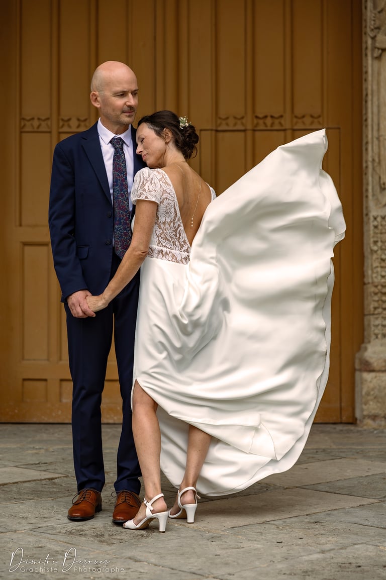 couple de mariés devant une porte d'église
