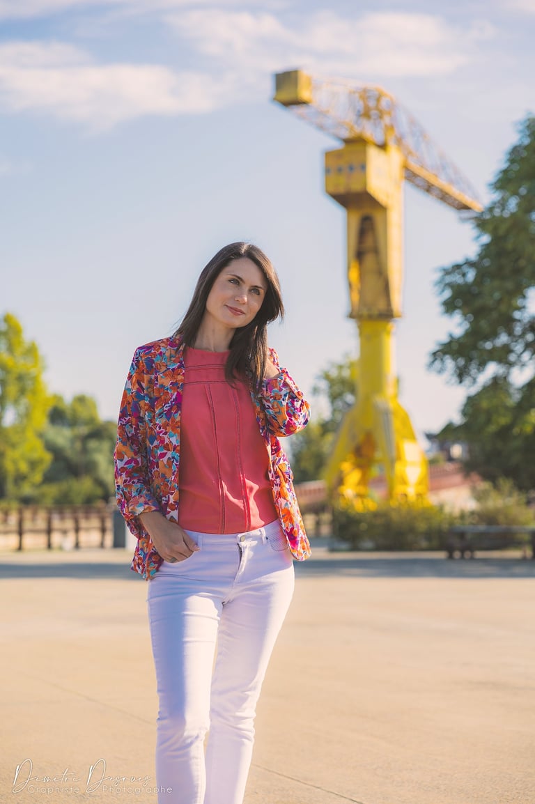 portrait d'une jeune femme à Nantes à côté de la grue jaune