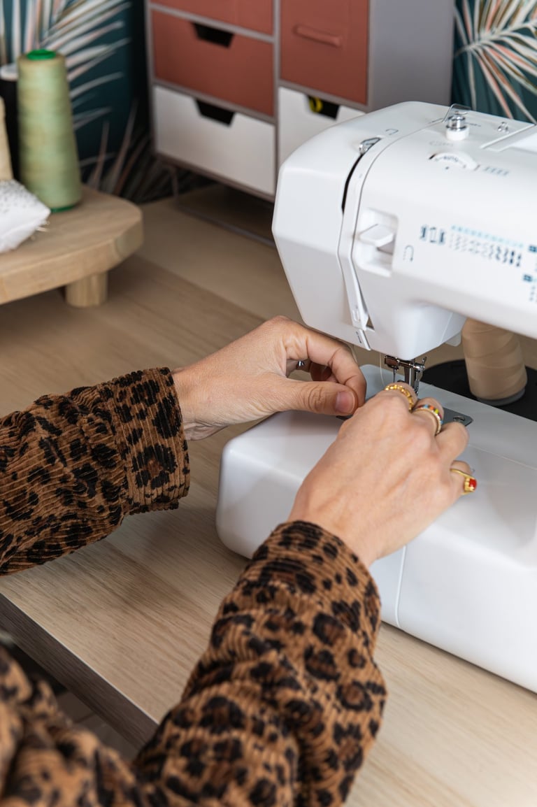 séance photo professionnelle avec un couturière, photo des mains avec la machine à coudre