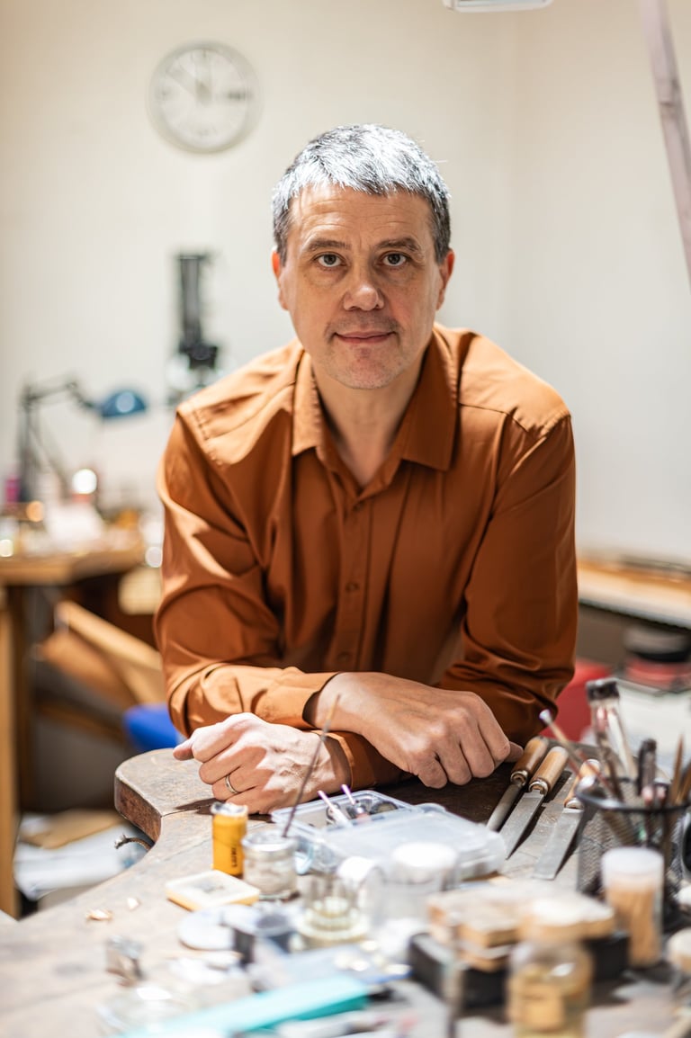portrait professionnel d'un artisan joaillier dans son atelier