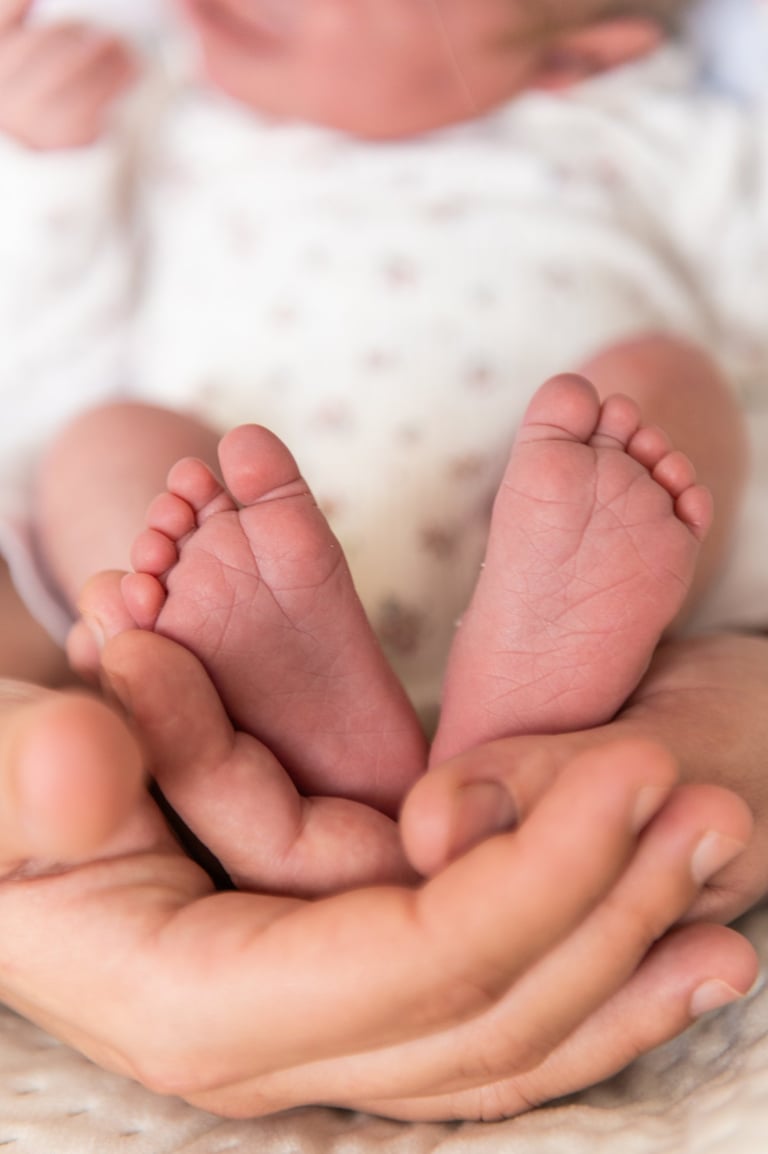 des petits pieds de bébé capturer lors d'une séance naissance