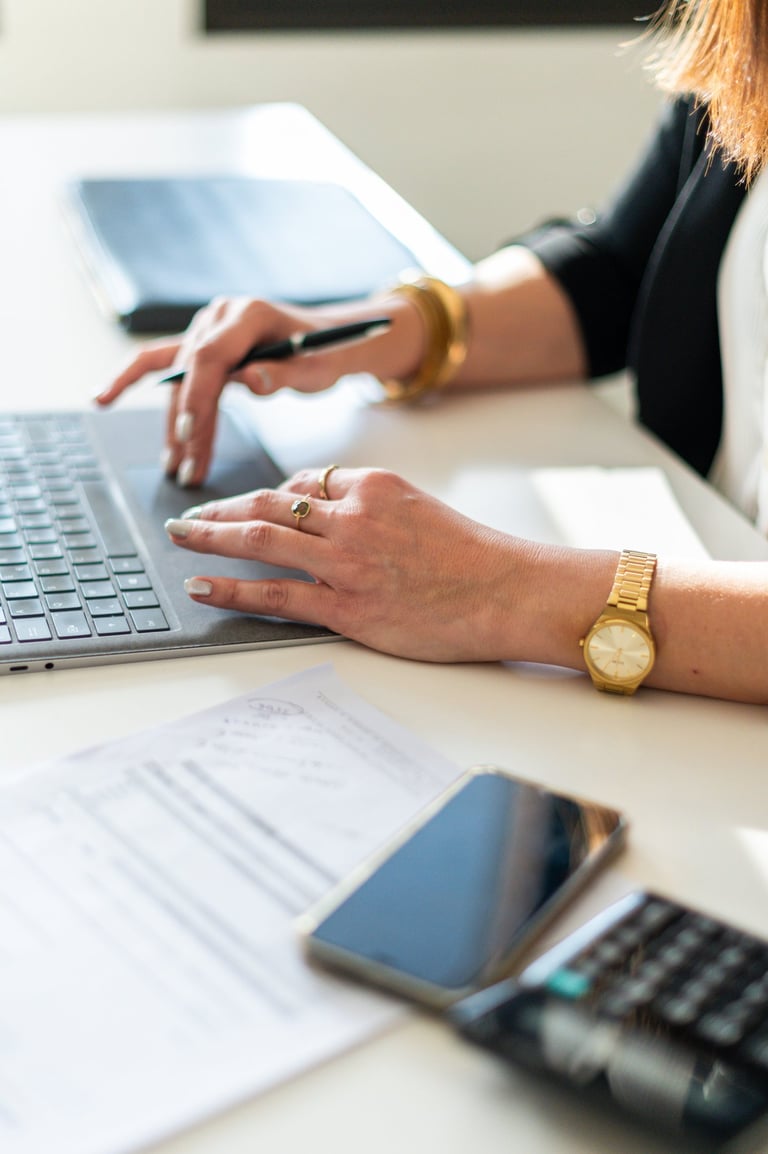 séance portrait professionnelle d'une courtière, photo de ses main qui travaillent à son ordinateur