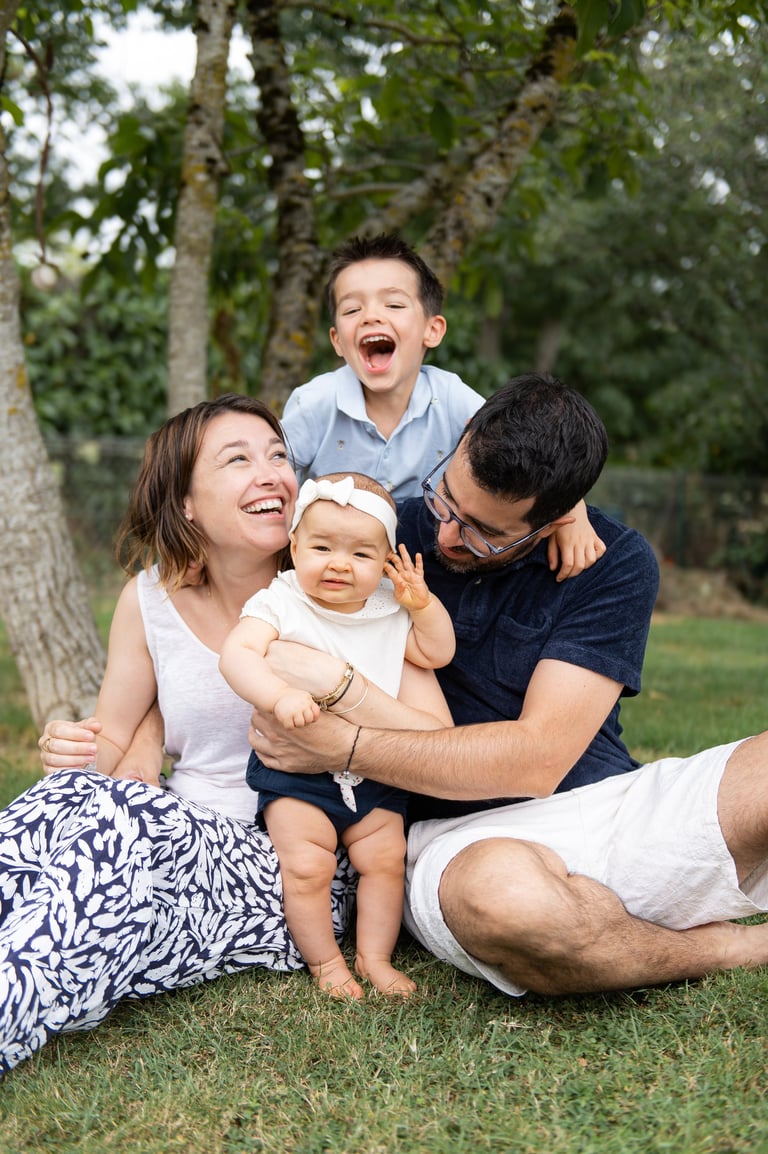 une séance photo en famille où tout le monde rigole