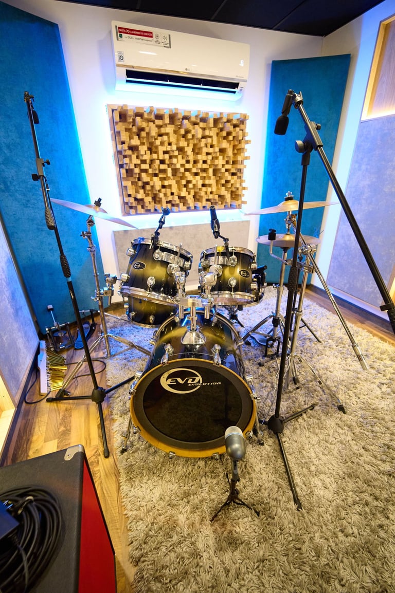 bateria en estudio de grabación monochrome records