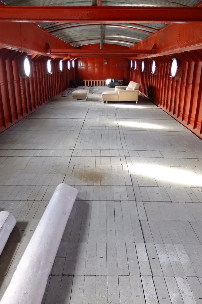 Leeg ruim van een binnenschip met onz grote lasbare patrijspoorten - Interieurzicht