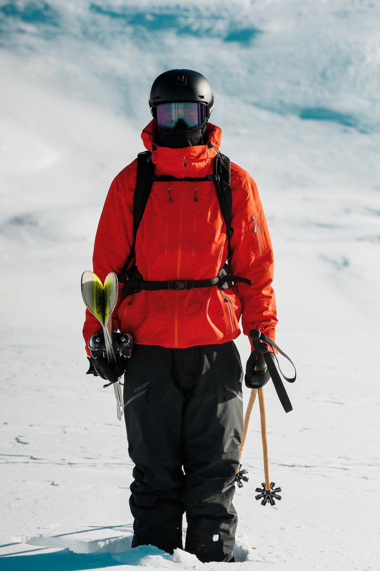 Baptiste Rouge qui tient les bâtons de ski en bambou Alpine Legacy dans sa main gauche