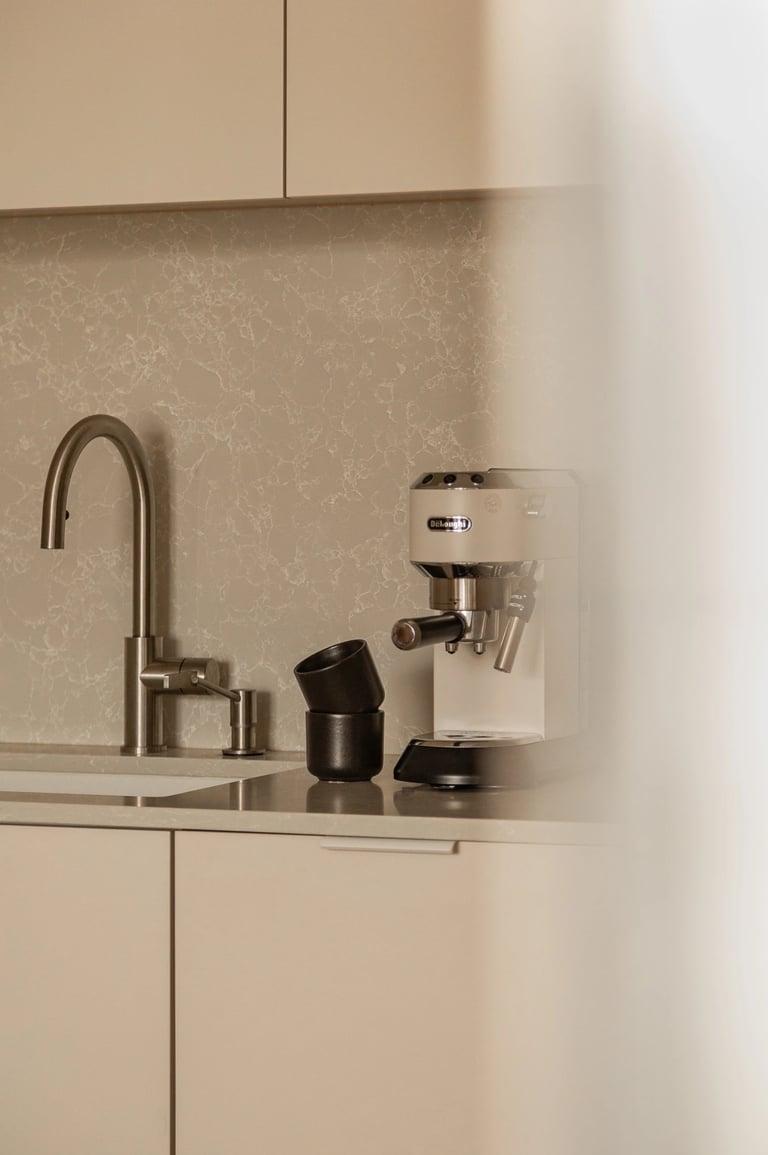 Sesja produktowa: ekspres do kawy De'Longhi na kamiennym blacie. Detale w fotografii wnętrz.