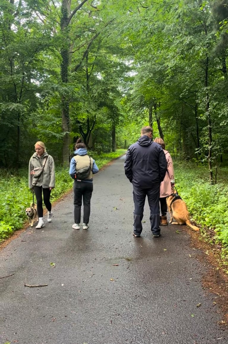 Das Bild zeigt Hundetrainerin Nella von Hundeschule ResistanceDog beim Social Walk in Braunschweig