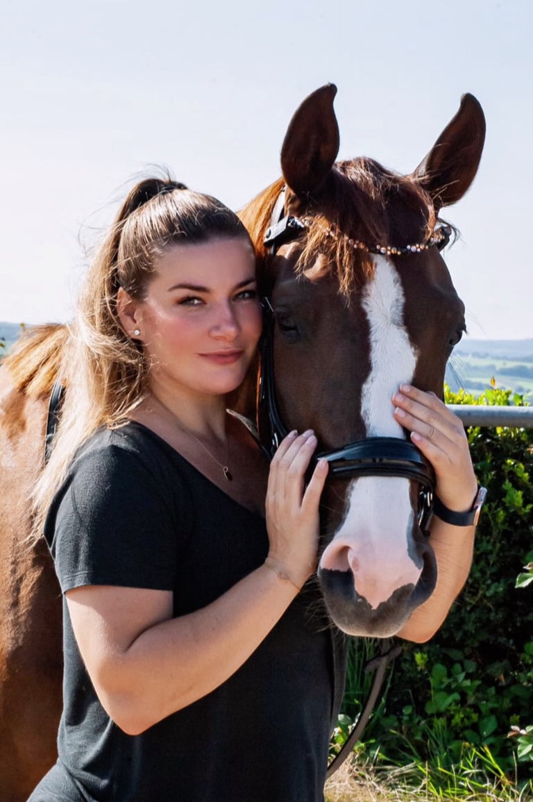 Ponytante mit ihrem eigenen Pferd