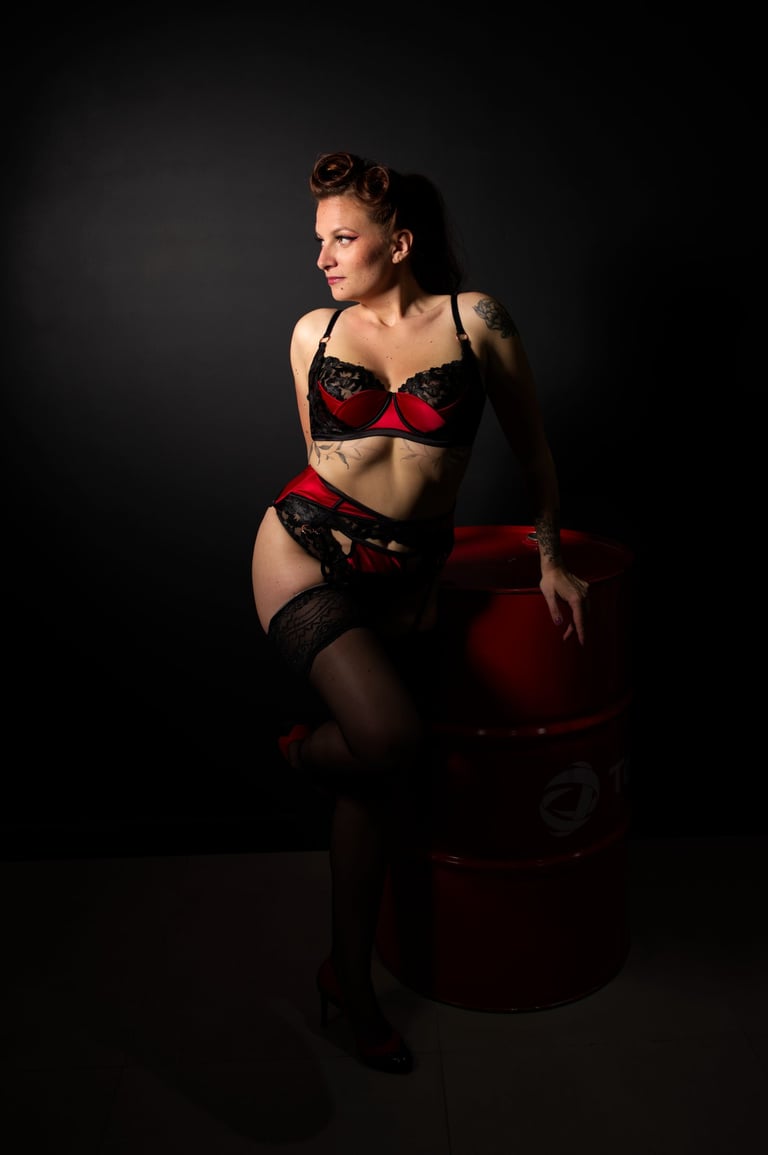 Pin up femme glamour en lingerie rouge et noire.