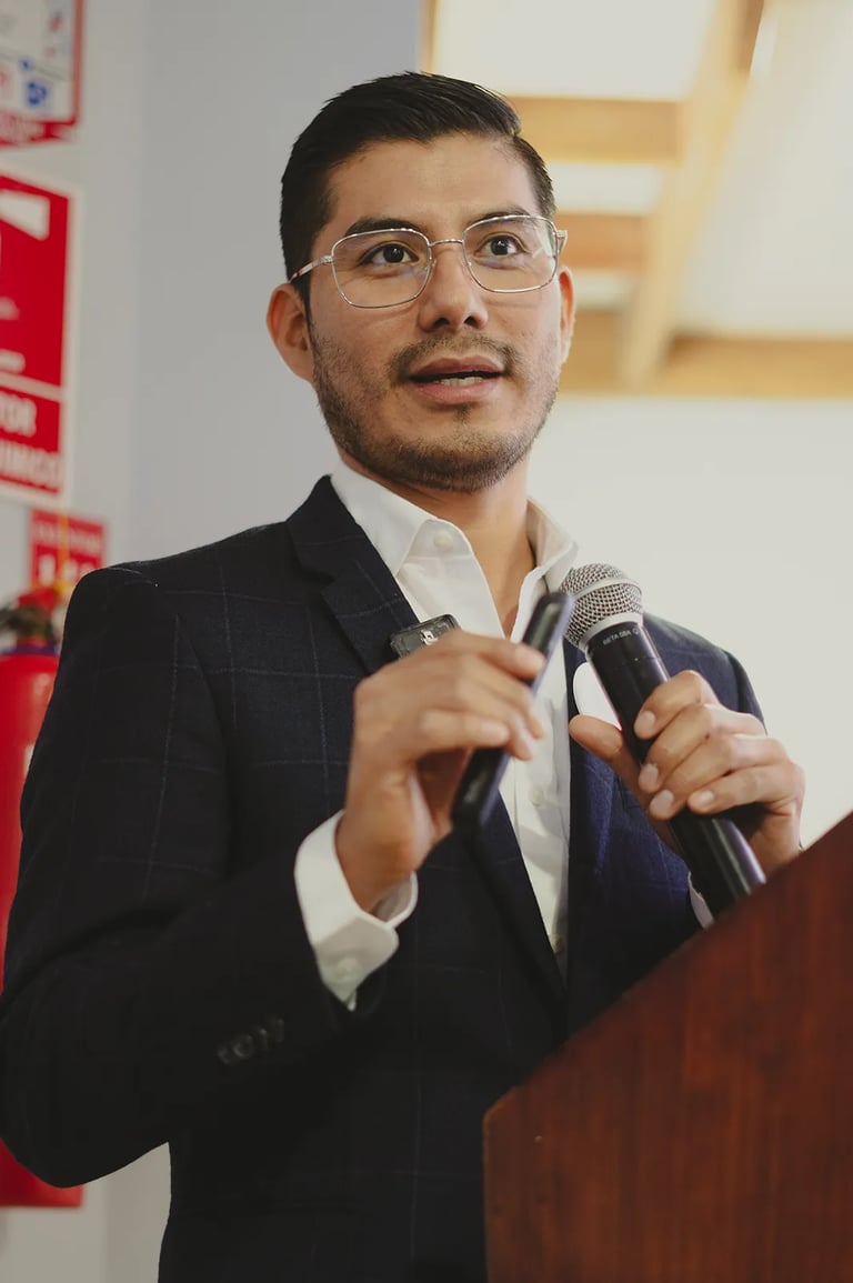 Doctor dando una ponencia sobre un tema de cirujía bariátrica de manga monopuerto en el IESS Quito Ecuador