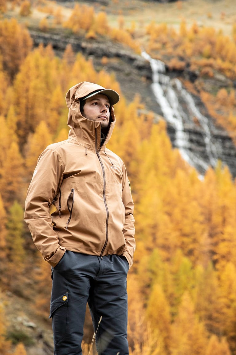 Portrait du photographe et accompagnateur en montagne Corentin Esmieu