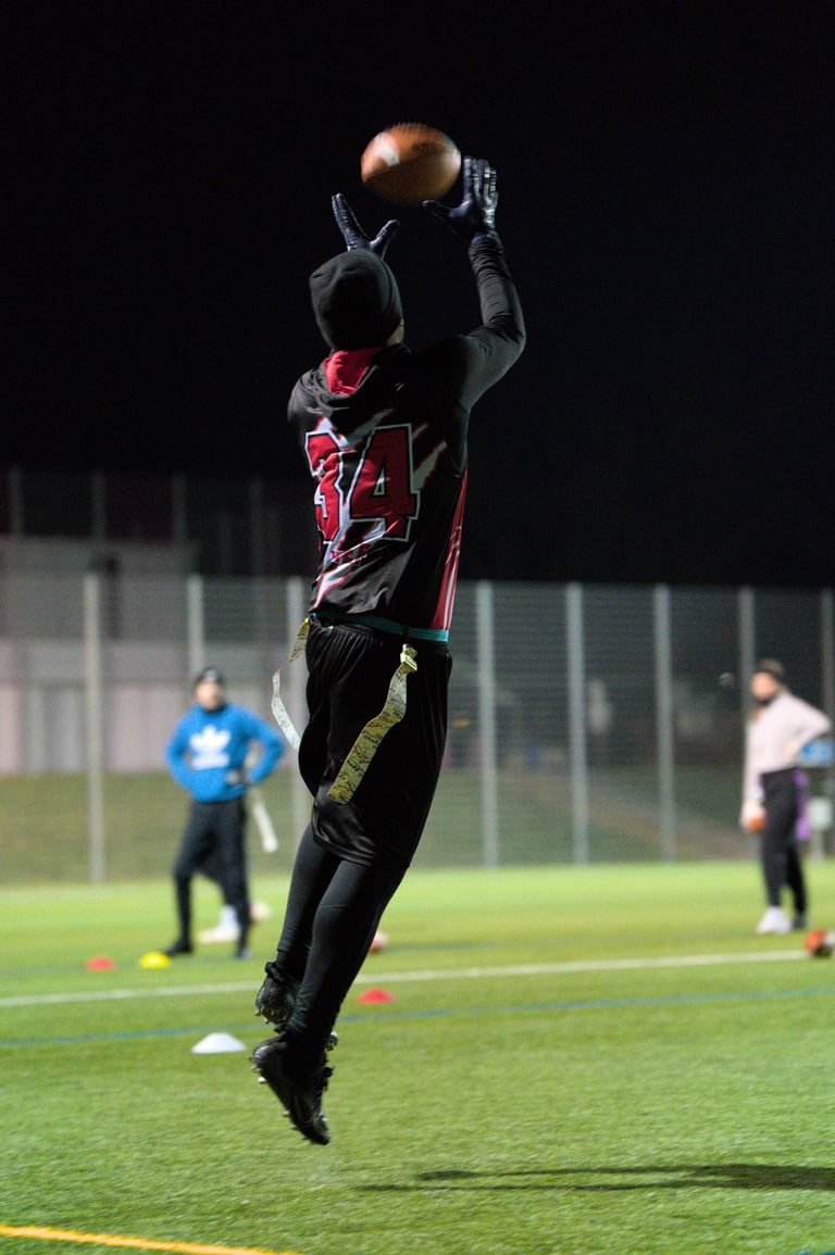 Flag Football Verein Zürich: Spieler der Limmat Lightning fängt einen Ball in der Luft.