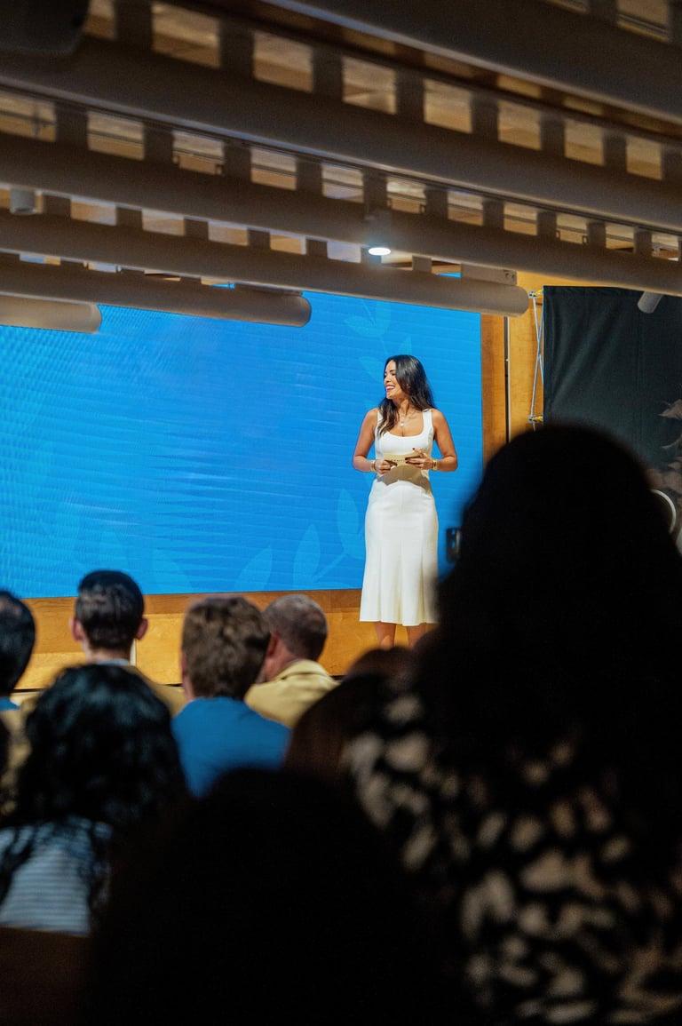 María Lázaro presentando un evento corporativo