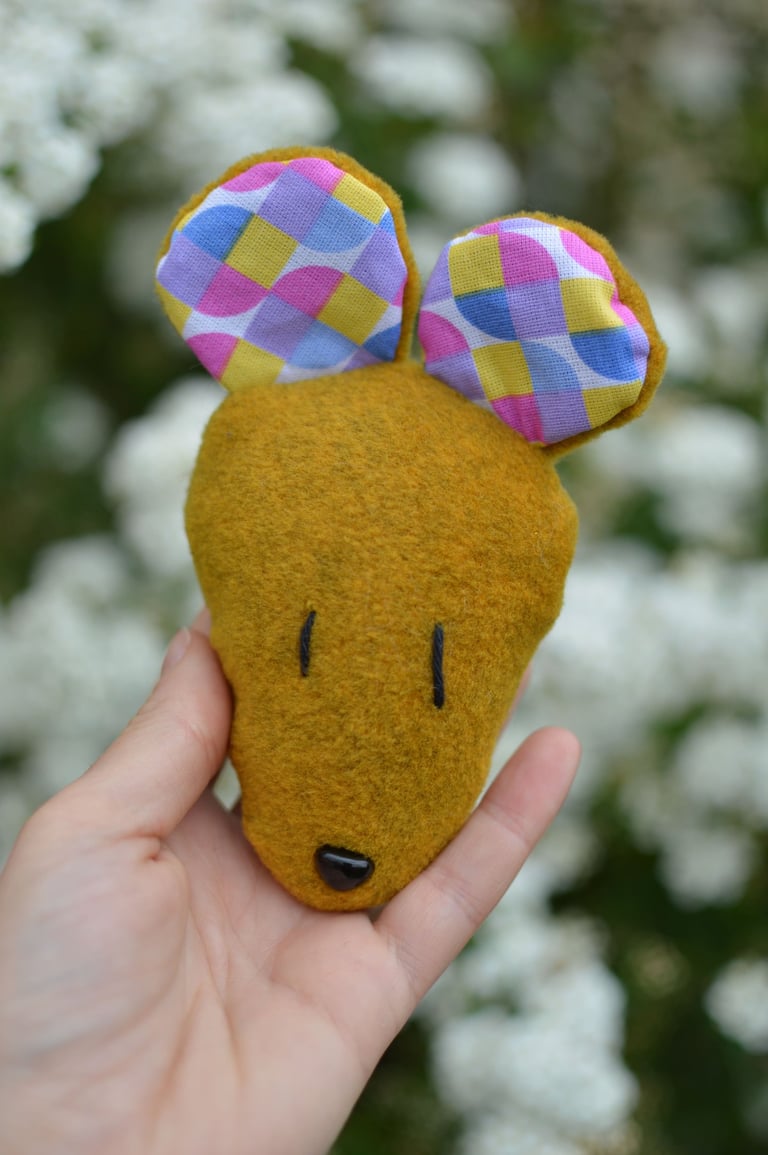 petite souris en peluche faite main jaune et rose pour les dents de lait 