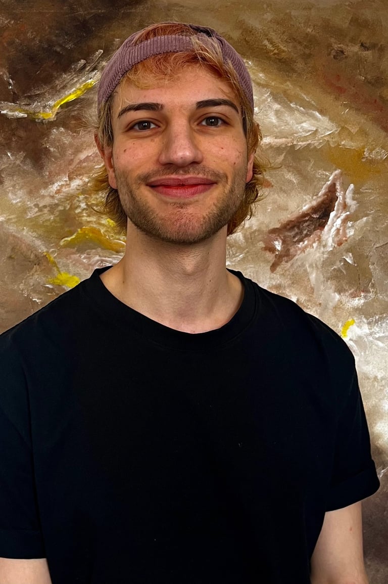 Porträt von Konstantin. Blonde Haare, umgekehrte pinke Cap, 3-Tage Bart, Schwarzes Tshirt.. Hintergrund: Abstraktes Acryl bil