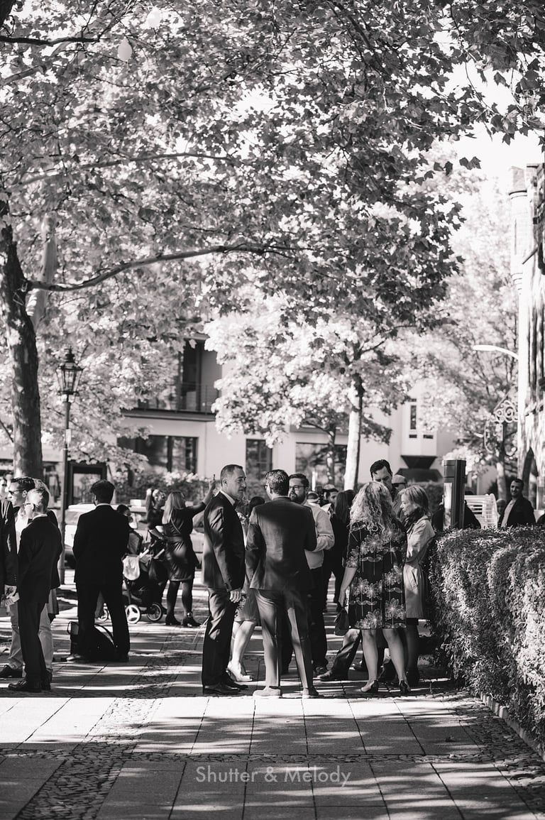 Hochzeitsgäste warten draußen auf den Beginn der Zeremonie.