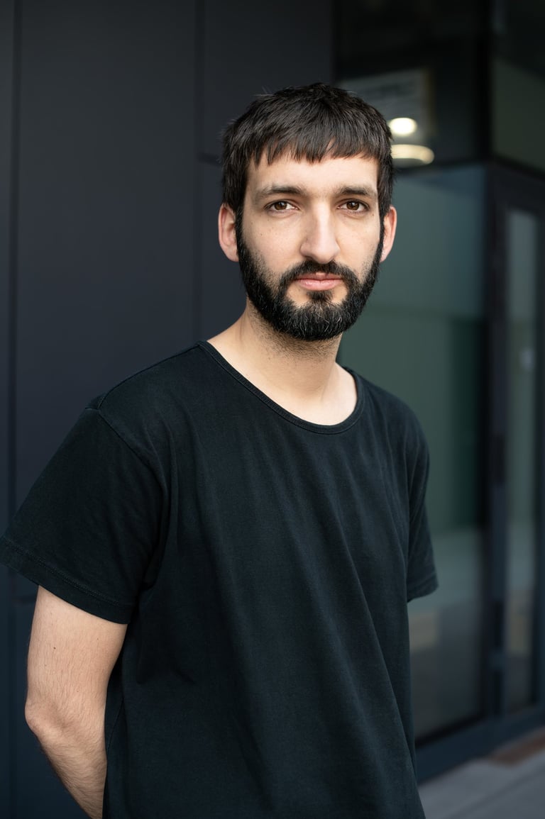 porttrait photo of sound designer etienne kompis in front of a black background