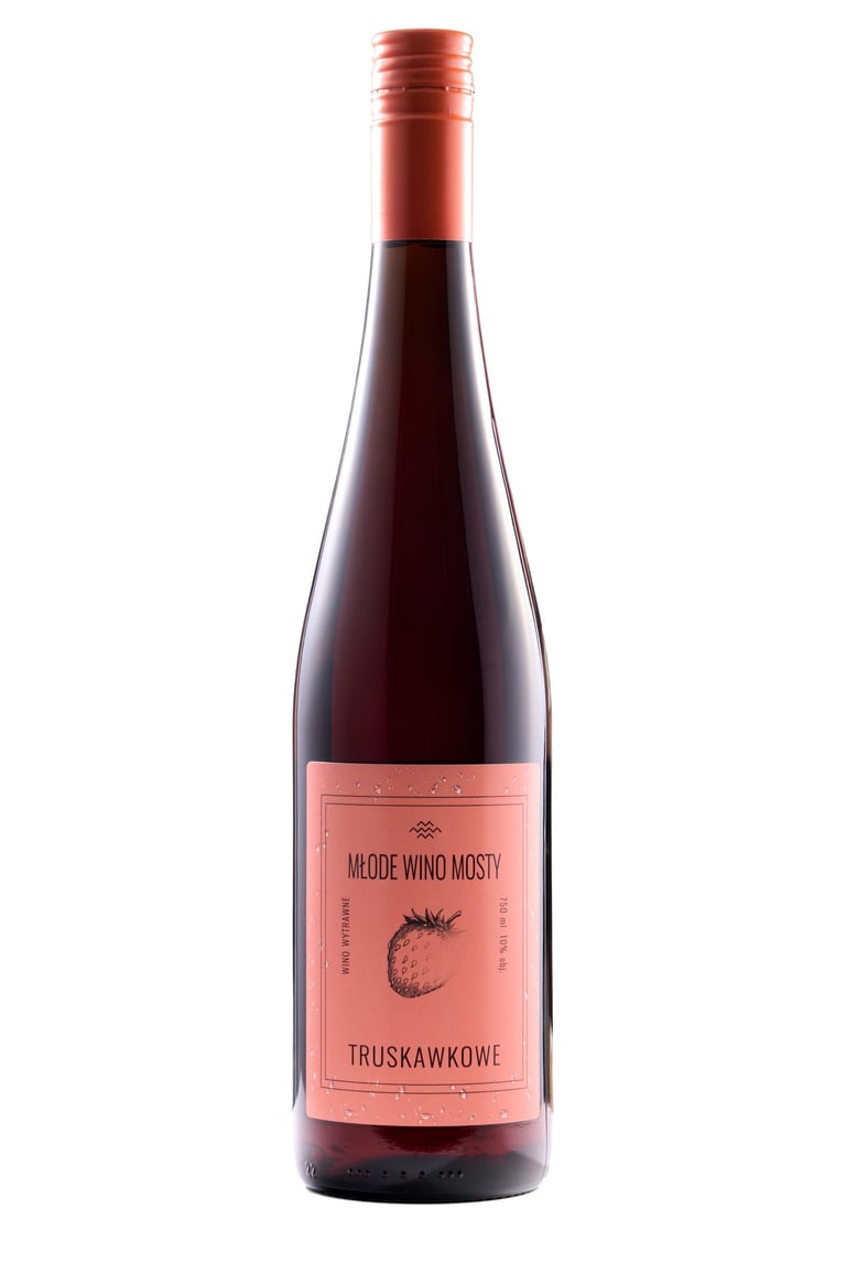 butelka wina truskawkowego; wino truskawkowe; polskie wino