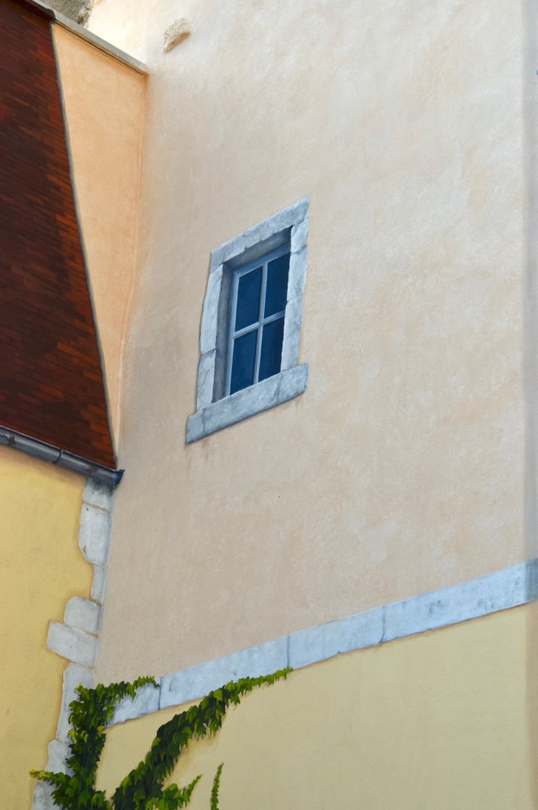 Détails de trompe-l'oeil peint sur des façades, une fausse lucarne, fausses pierres, faux toit.