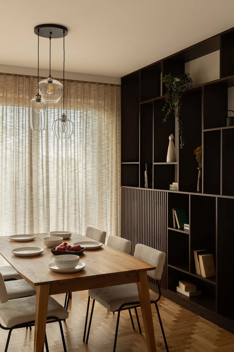 Fotografia wnętrz vintage: jadalnia, ciemne drewno i lniane zasłony.