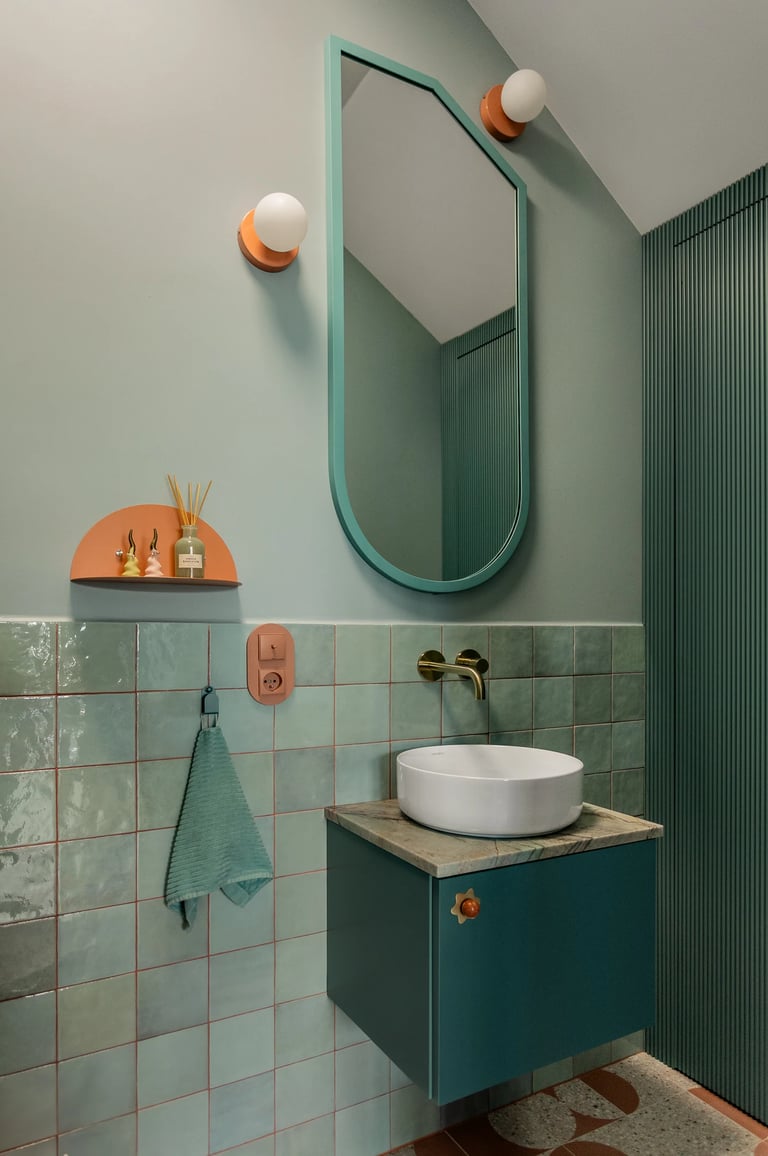 Sesja łazienkowa: styl Memphis, lastryko i miętowa zabudowa.