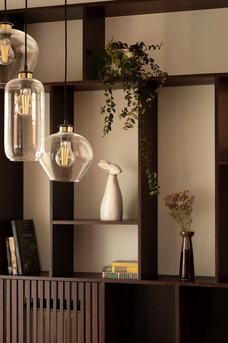 Kompozycja zdjęcia: detal regału, szkło i gra światłocienia.