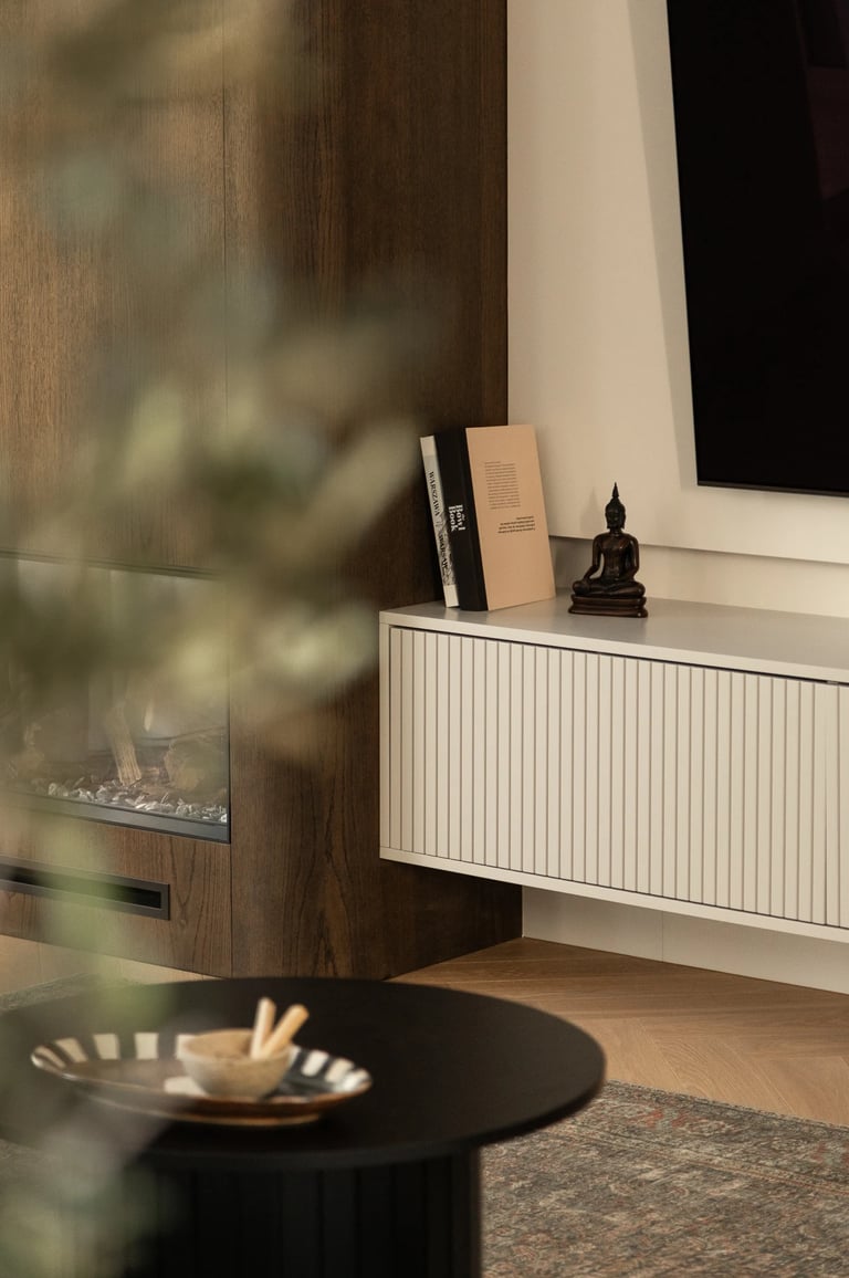 Sesja wnętrzarska: strefa wypoczynkowa w stylu Japandi z beżową sofą.