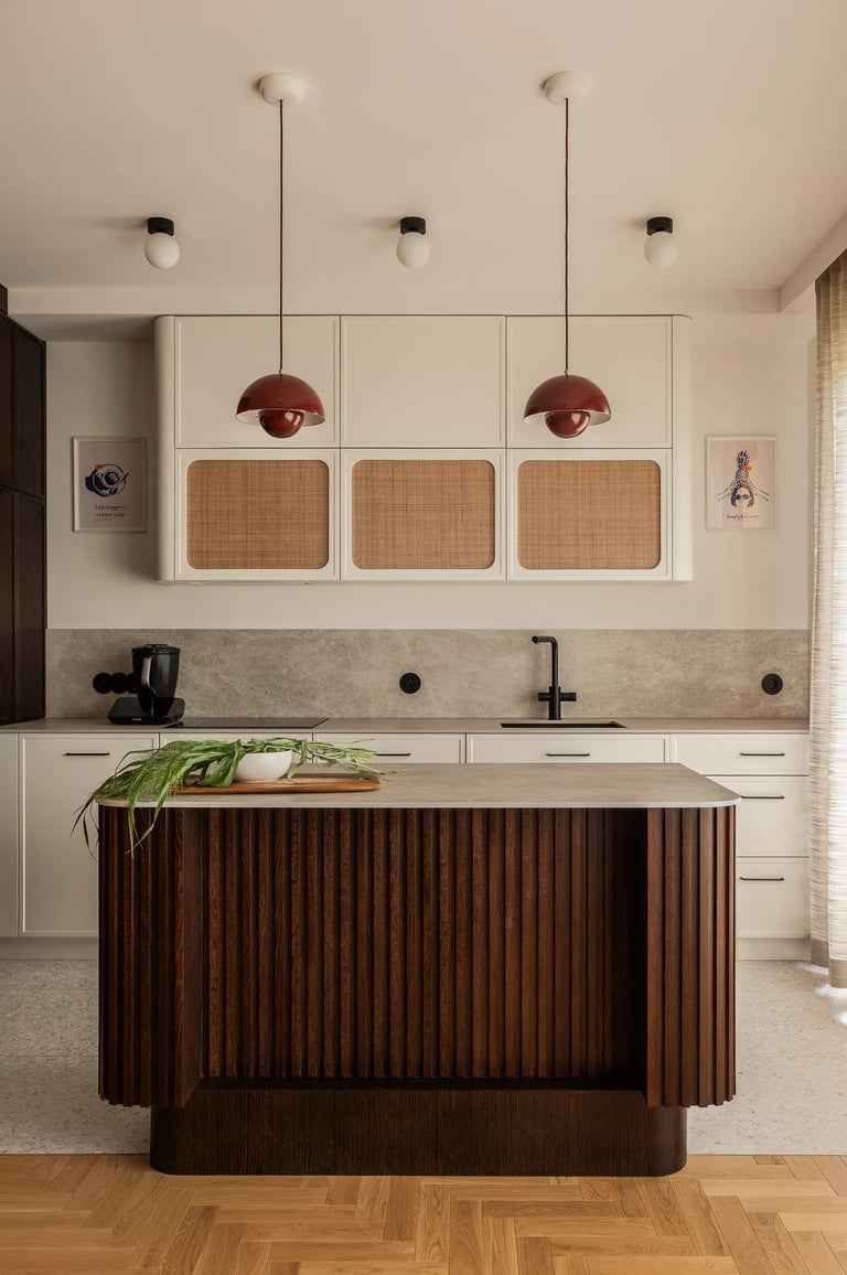 Sesja kuchenna: fronty z plecionką wiedeńską i bordowe lampy.