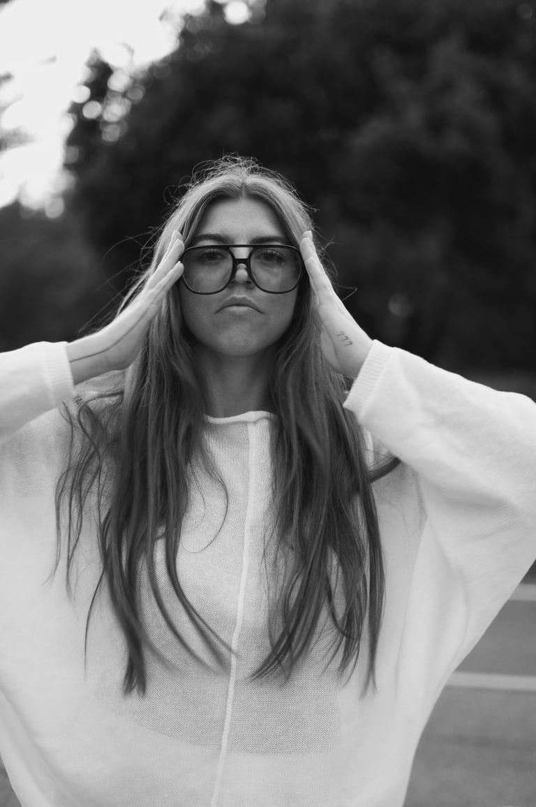 Portrait femme, photo femme lunettes de soleil