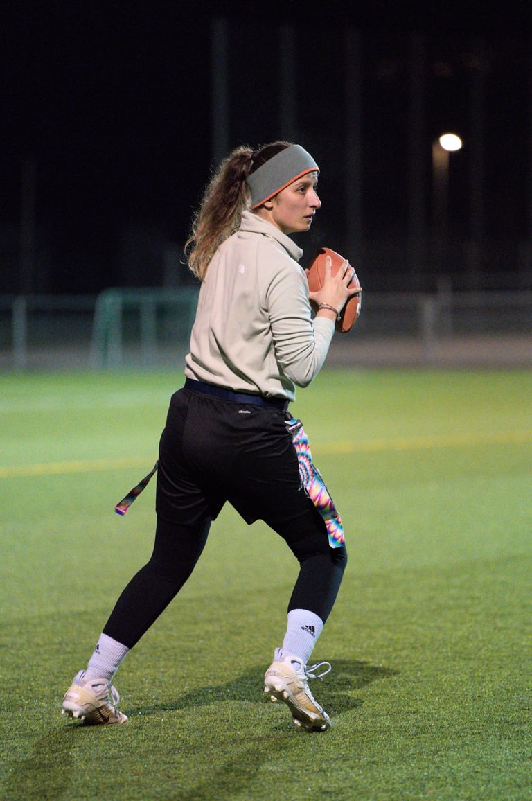 Flag Football Quarterback Anna Laura John von Limmat Lightning in Aktion auf dem Spielfeld.