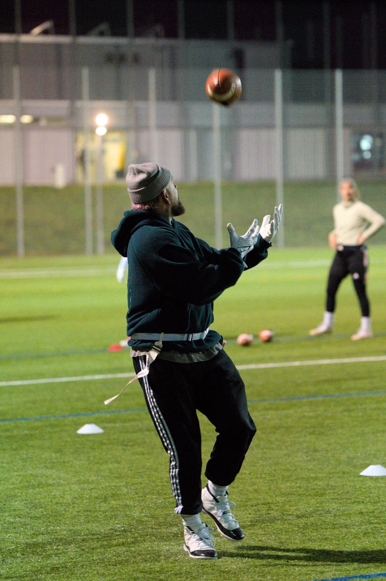 Receiver Alain Chiquet von Limmat Lightning beim Over-the-Shoulder-Catch im Training.